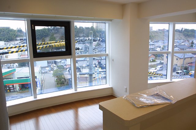 Living and room. Glassed-in living room. It sound seems to say the light is a lot