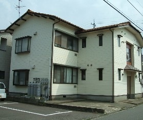 Building appearance. Apartment in a quiet residential area. Bus stop is also near the living is easy.