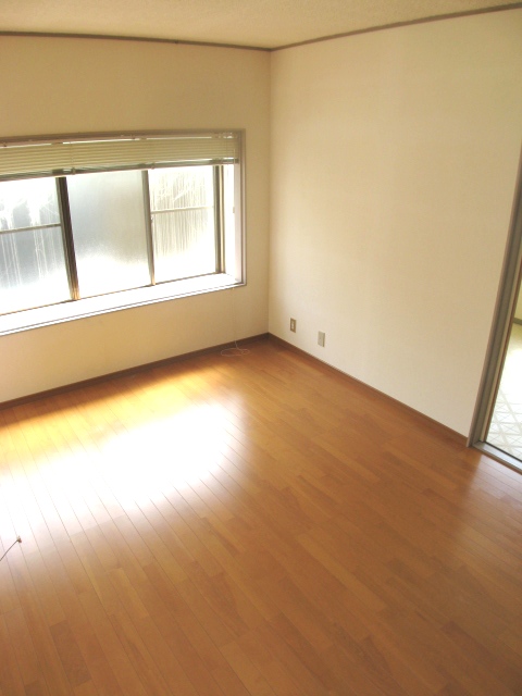 Living and room. Sunny living room on the south-facing. The color of the floor will produce a soft space