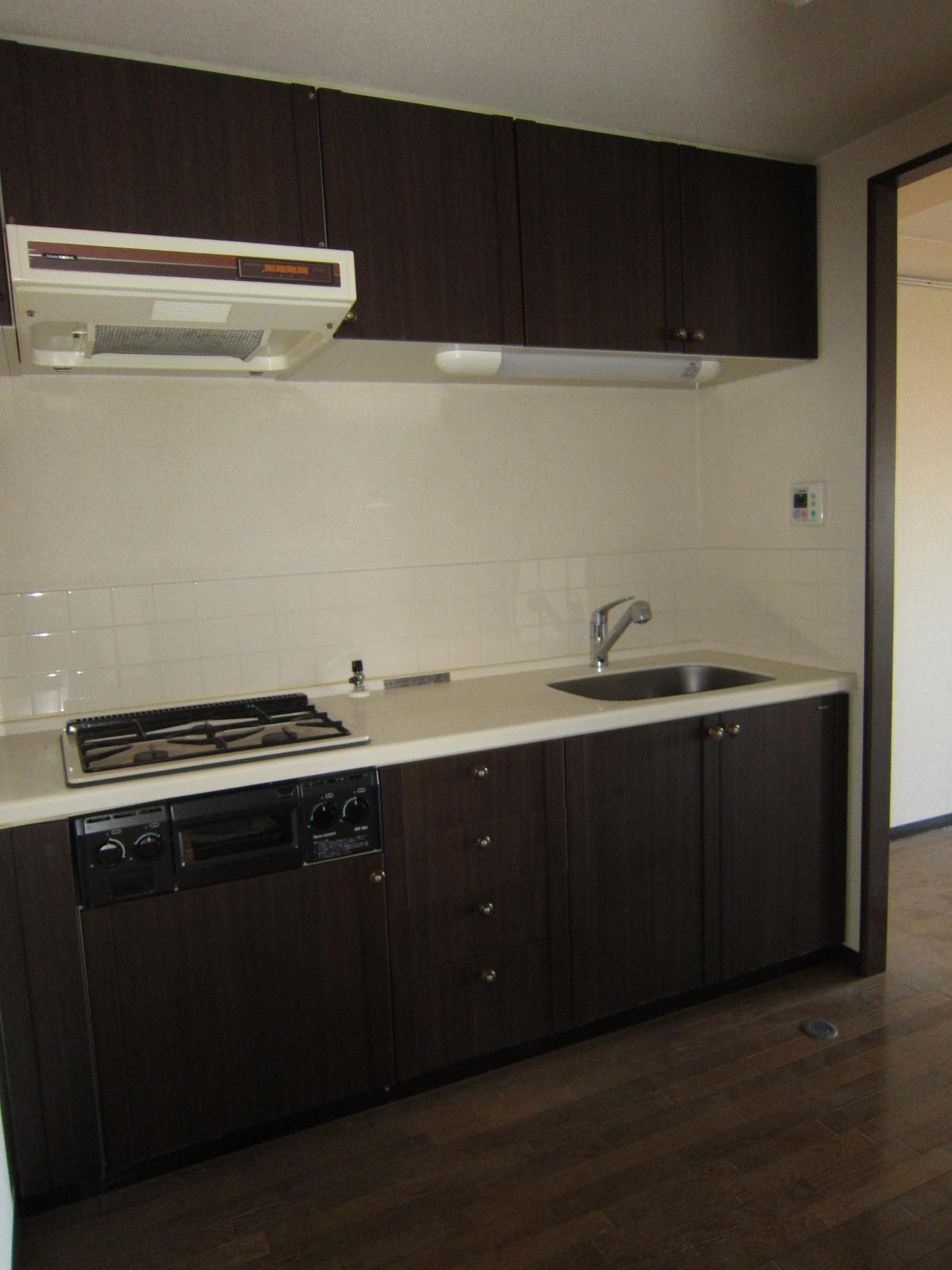 Kitchen. Gas stove 3-neck with spacious kitchen