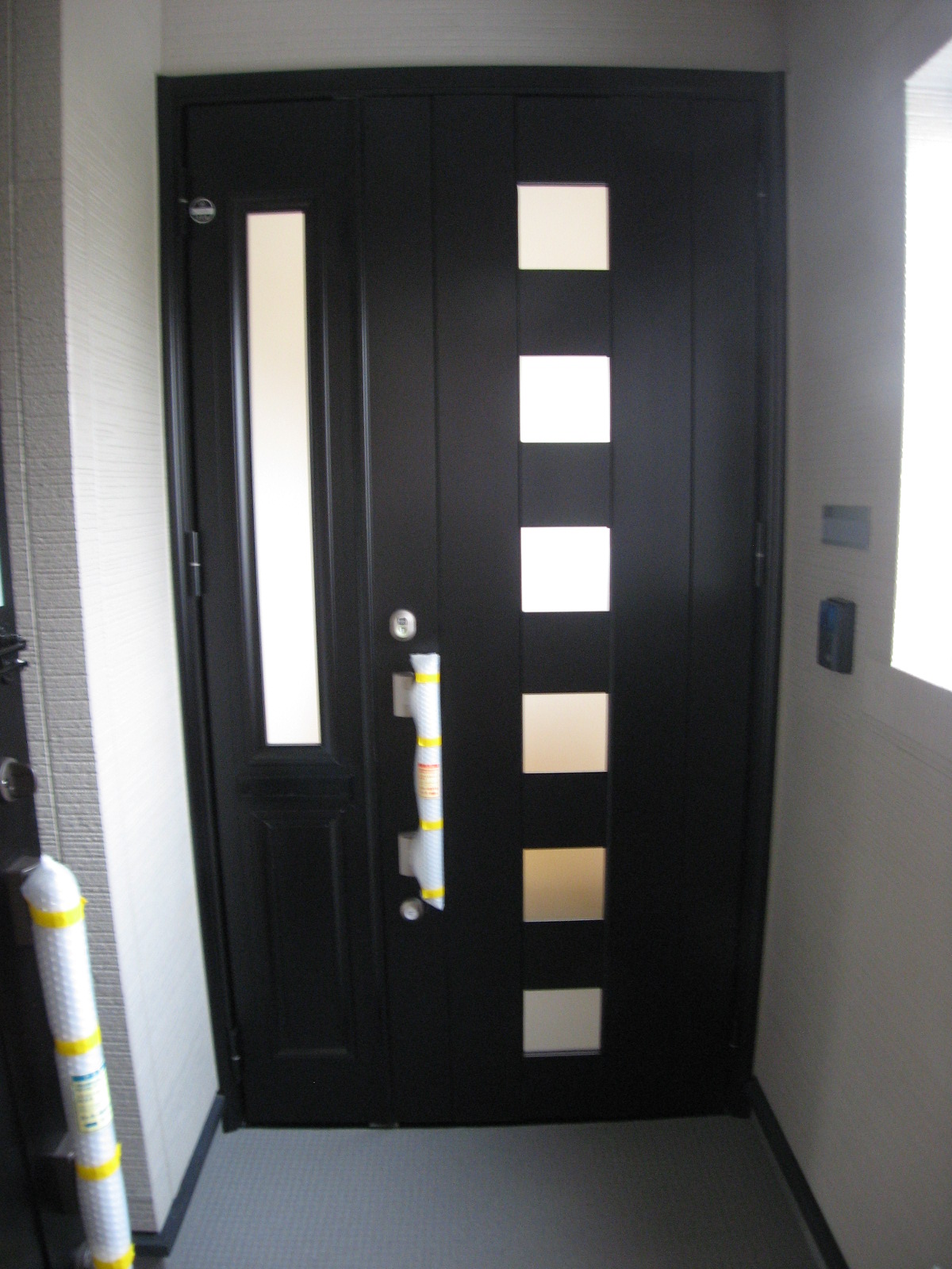 Entrance. Guaranteed card key and double lock