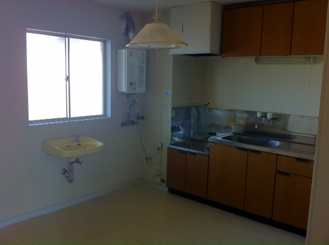 Kitchen. It has a whopping with a wash basin! !