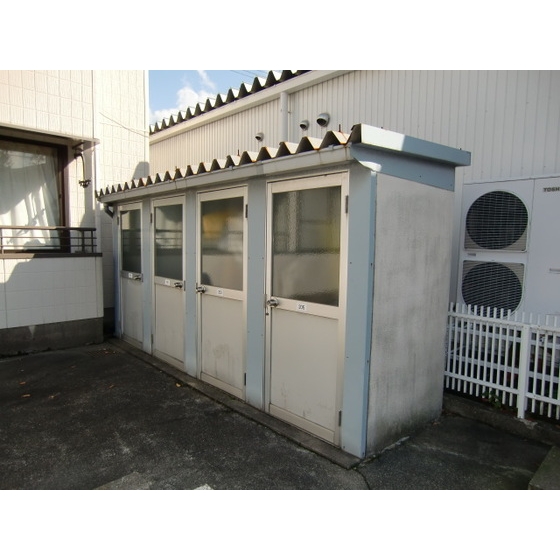 Other common areas. Attached trunk room