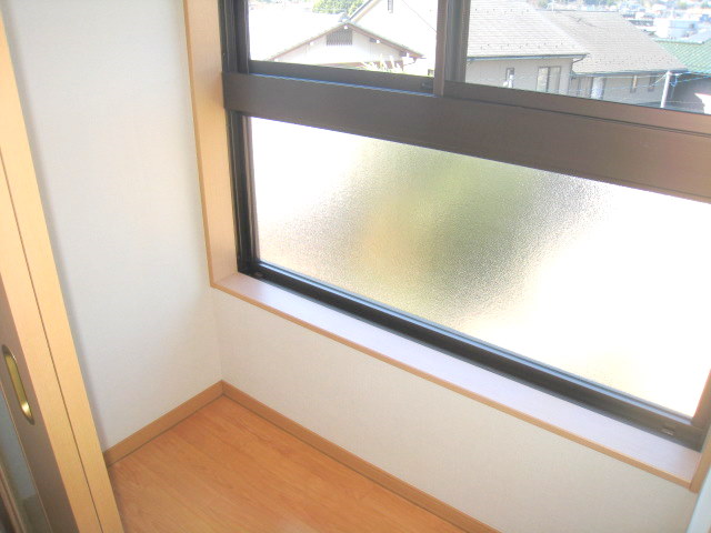 Other room space. Sunroom