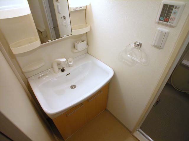 Washroom. I think is important is the presence or absence of vanity women!