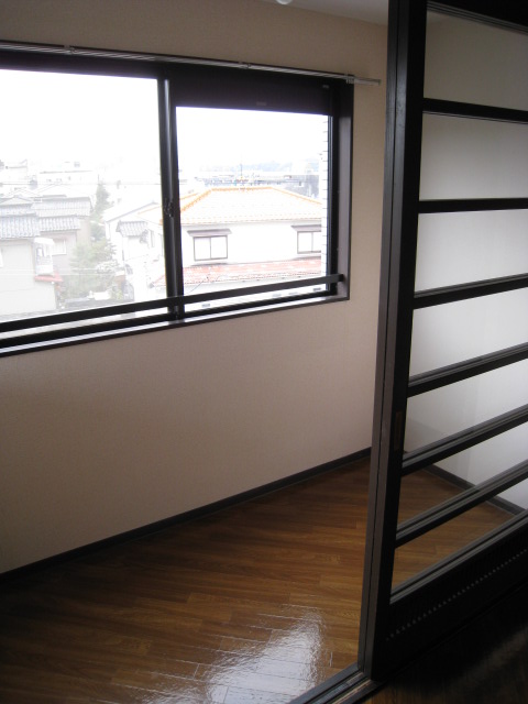 Other room space. Sunroom