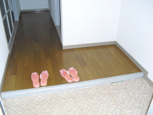 Entrance. Wide because the shoe box and put.