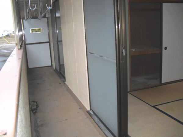 Balcony. Clothesline is hung. Japanese and Western-style has led.