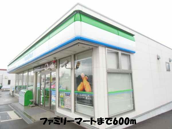 Convenience store. 600m to Family Mart (convenience store)