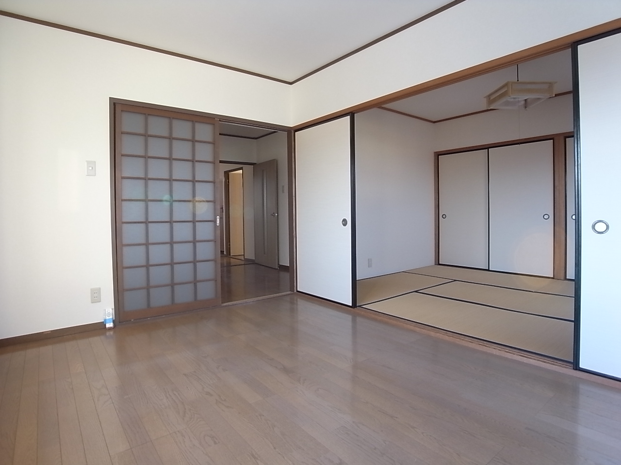 Living and room. Widely it can also be used in unison