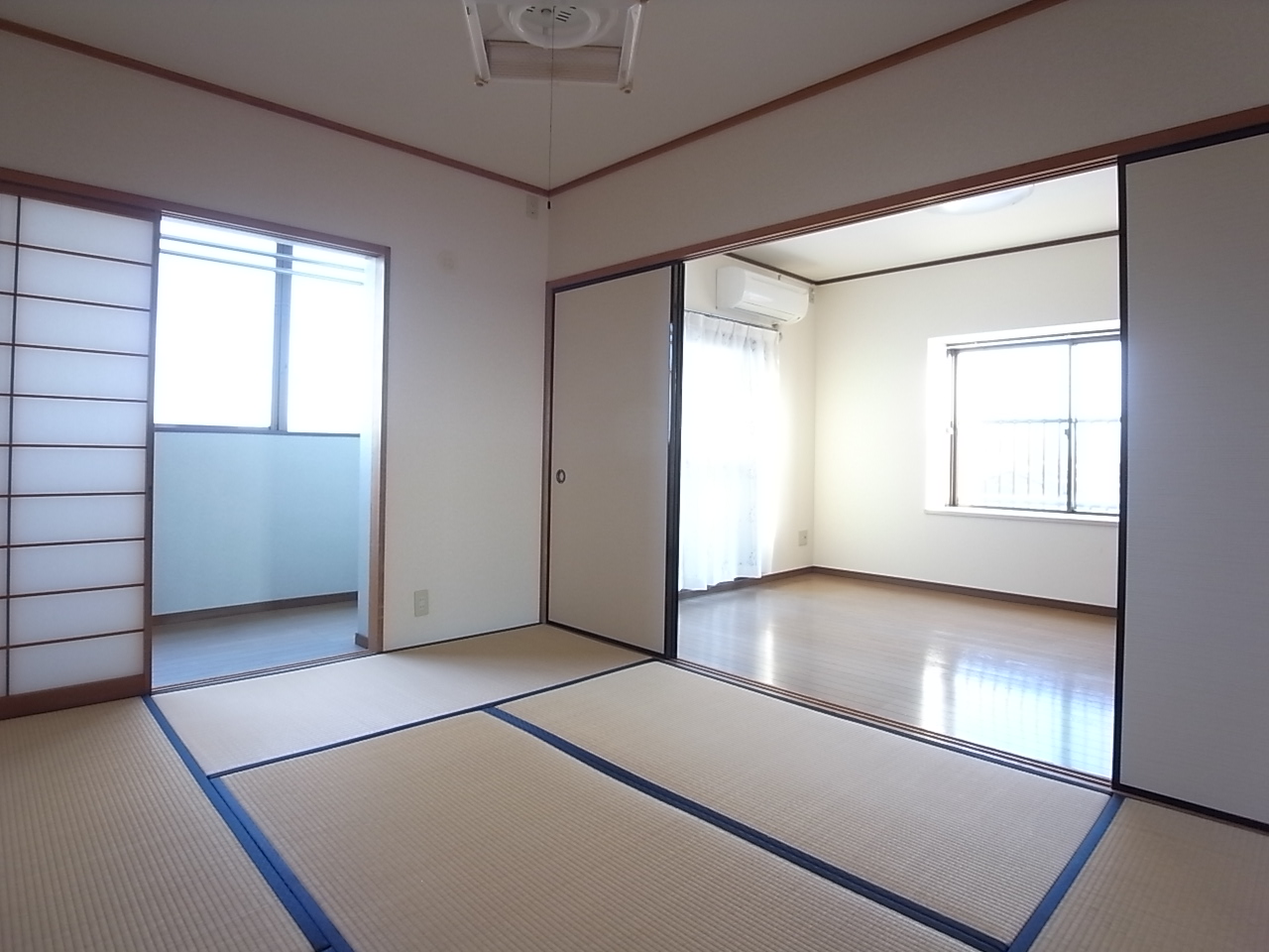 Living and room. Bright top floor angle room