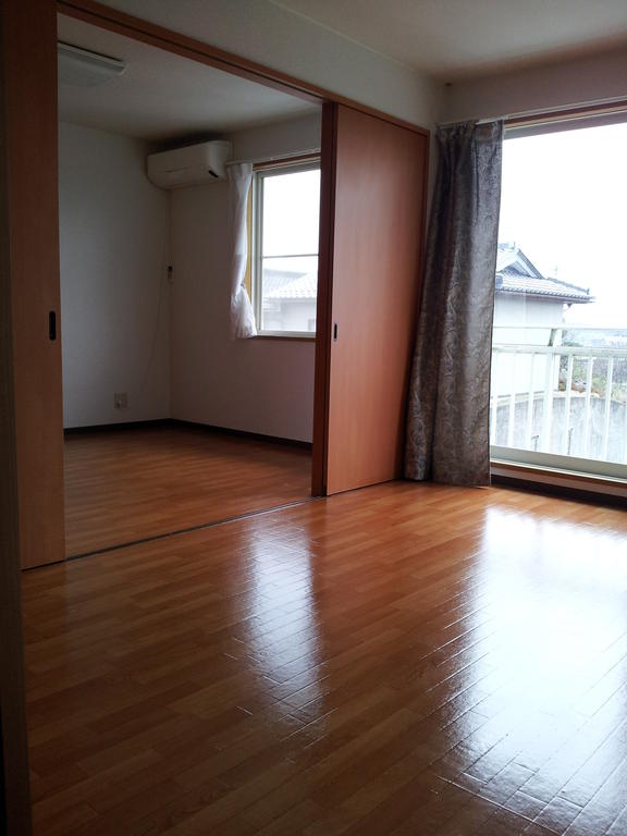 Living and room. From Western-style to the living room and the back of the Western-style