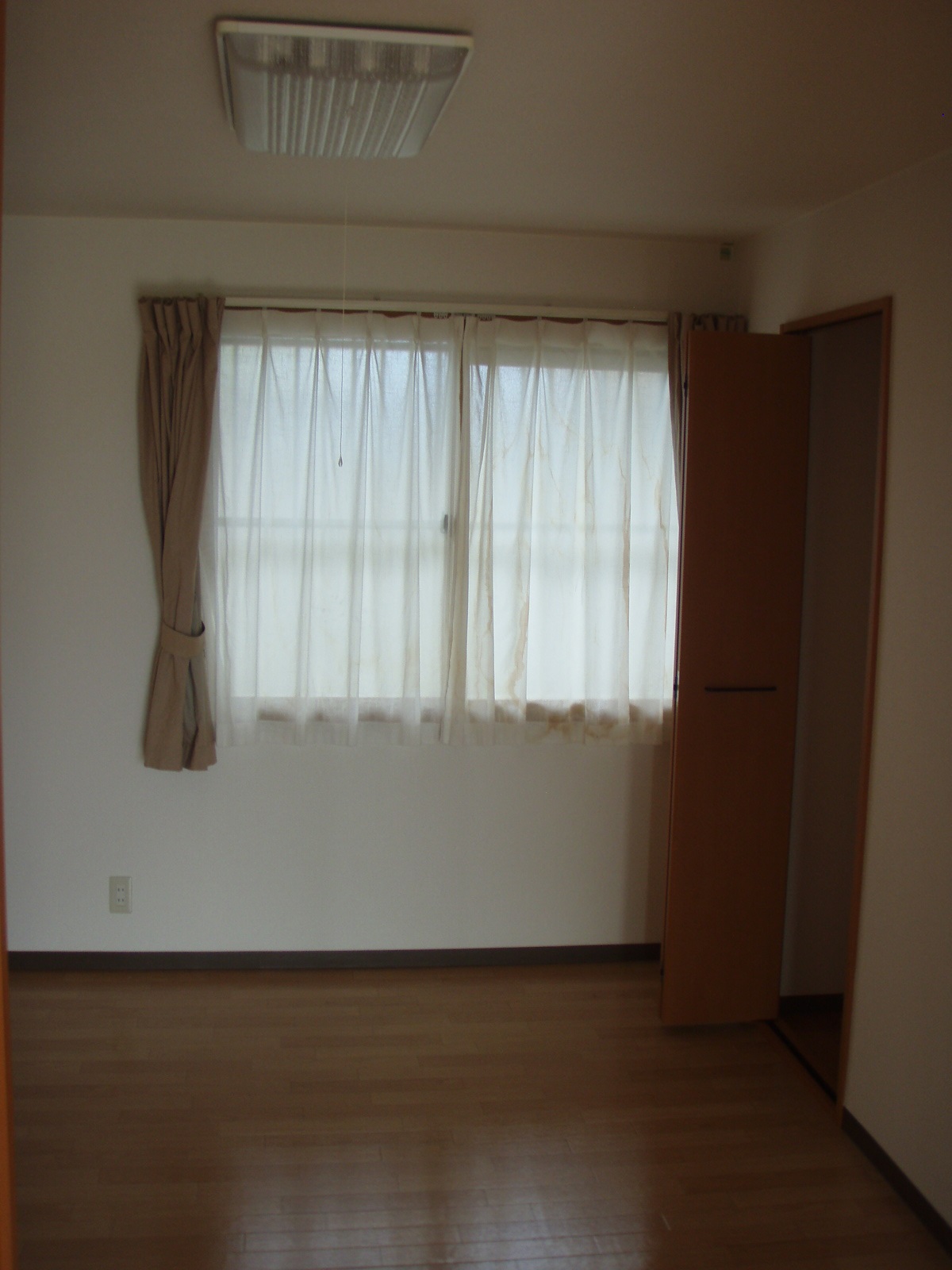 Living and room. Right Western-style