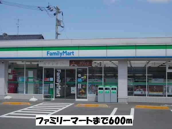 Convenience store. 600m to Family Mart (convenience store)