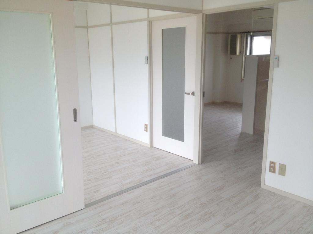 Living and room. Spacious one floor by pulling the door of the living room from the living room