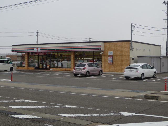 Convenience store. 420m to Seven-Eleven (convenience store)