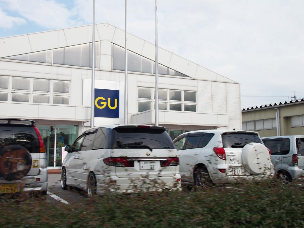 Shopping centre. Gu Nonoichi store up to (shopping center) 359m