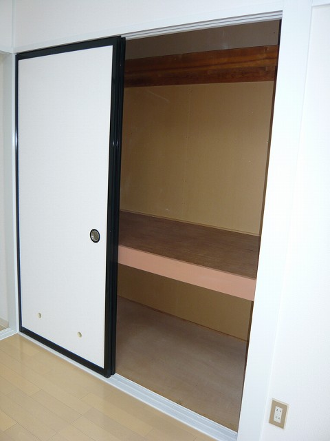 Receipt. Western-style room storage