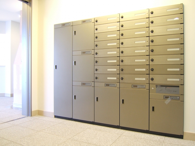 lobby. Delivery Box & mailbox