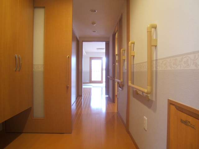 Entrance. Hallway from the front door entrance.