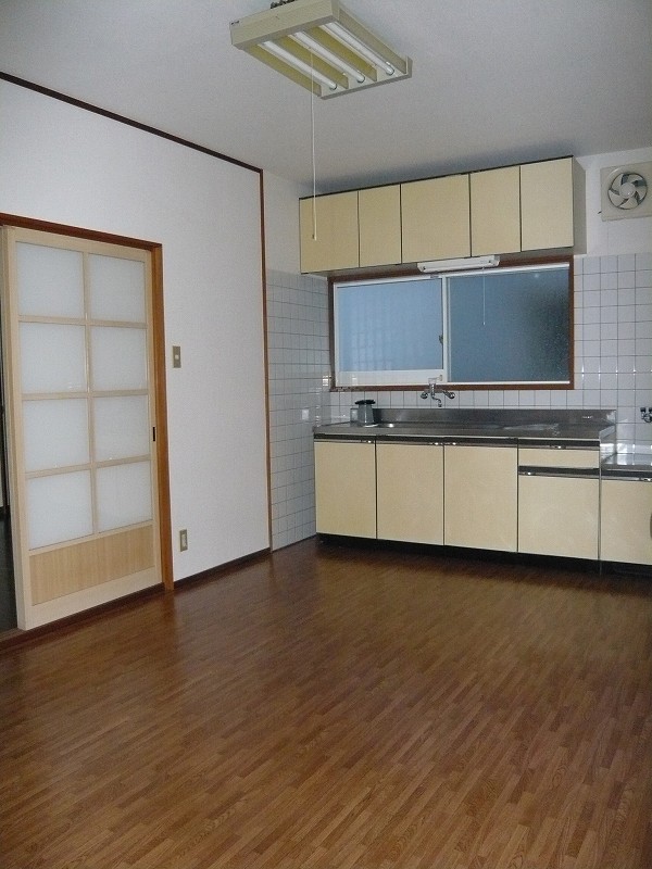 Living and room. 7.5 Pledge of dining kitchen.