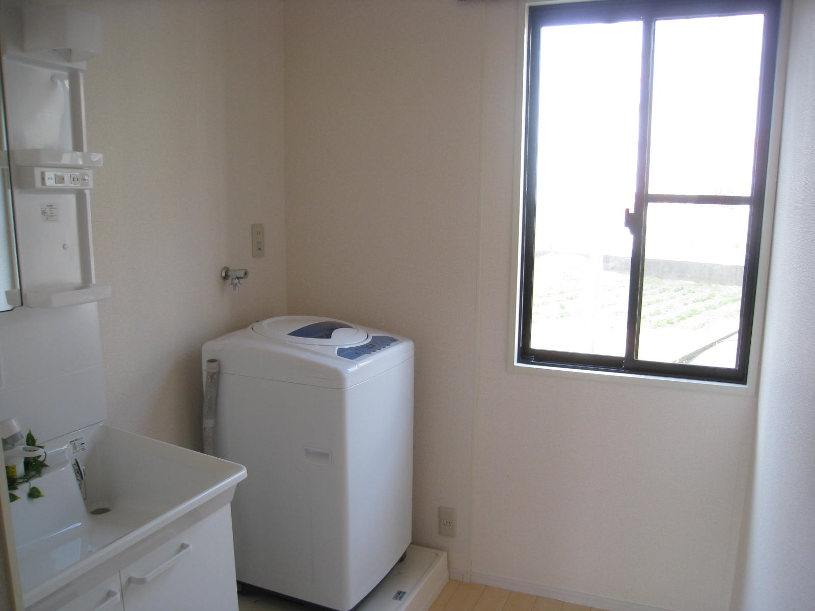 Washroom. The photograph is a 103, Room.