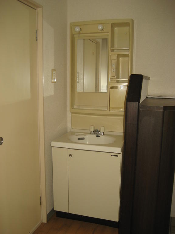 Other Equipment. Independent wash basin