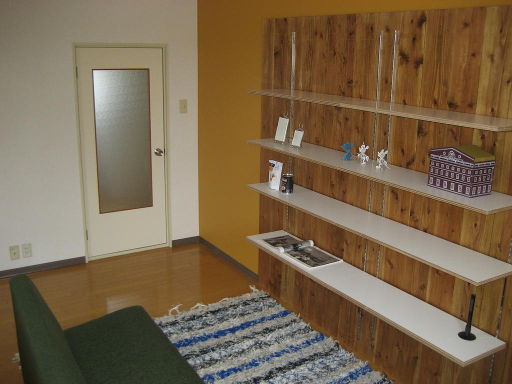 Receipt. Movable shelf with the impact of the wall-to-wall