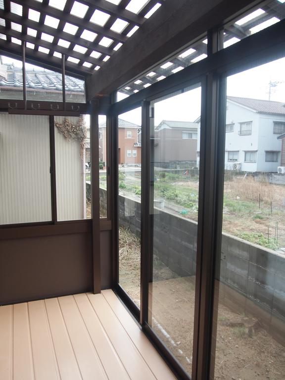 Other room space. Sunroom