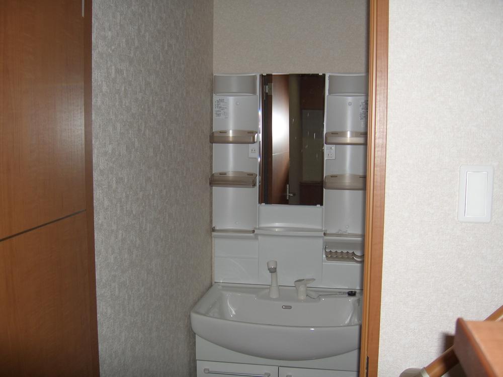 Wash basin, toilet. Interior