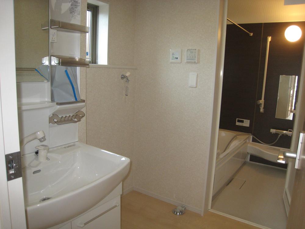 Wash basin, toilet. Indoor (12 May 2013) Shooting