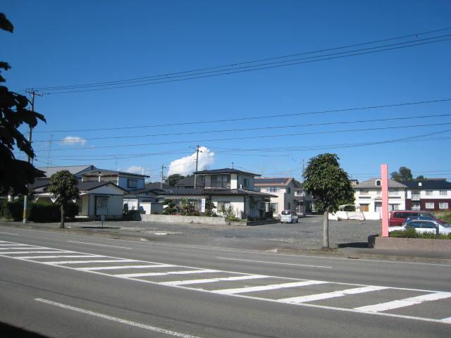 Local photos, including front road. Local (10 May 2012) shooting