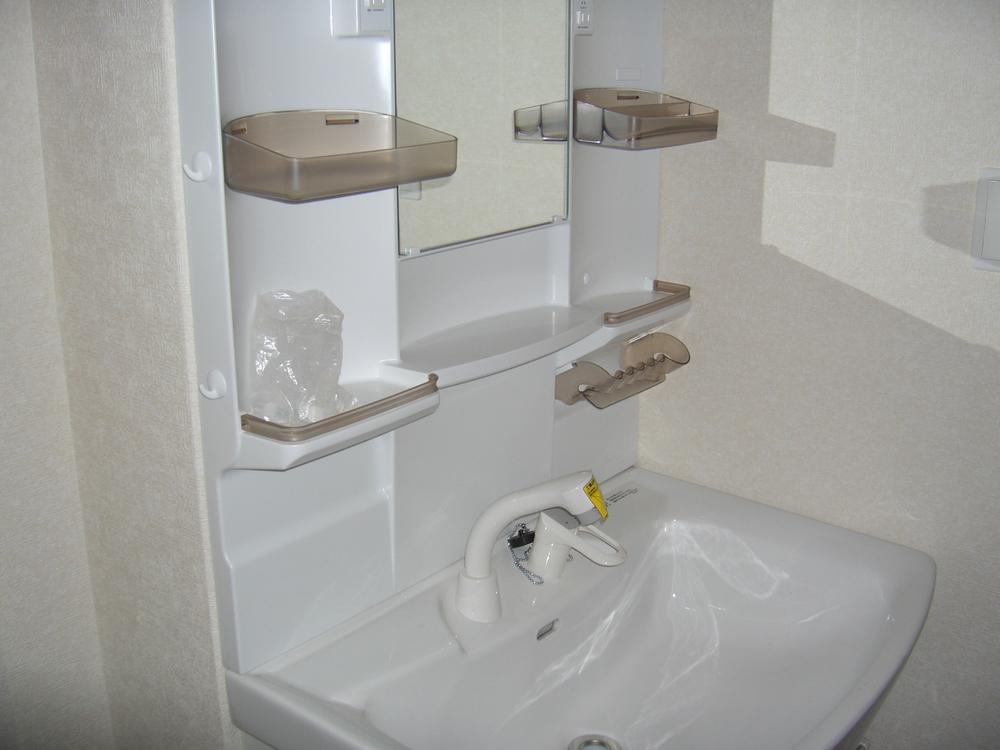 Wash basin, toilet. Interior