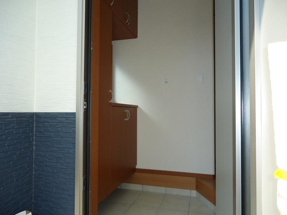 Entrance. High storage capacity entrance