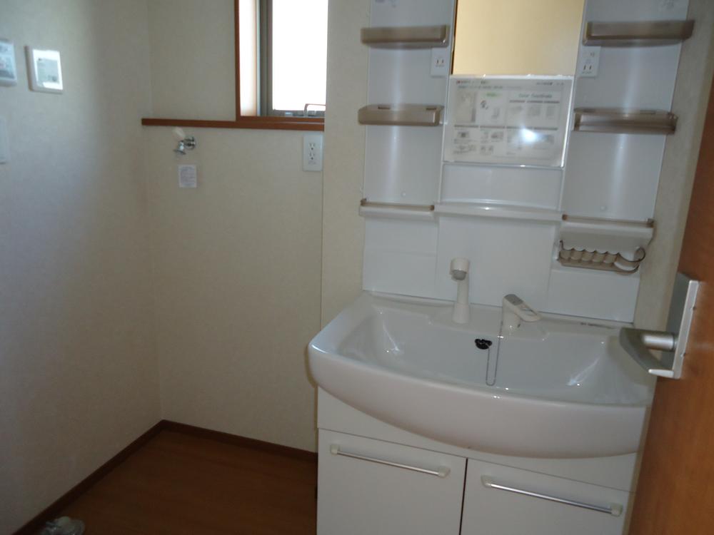 Wash basin, toilet. Vanity with shampoo dresser