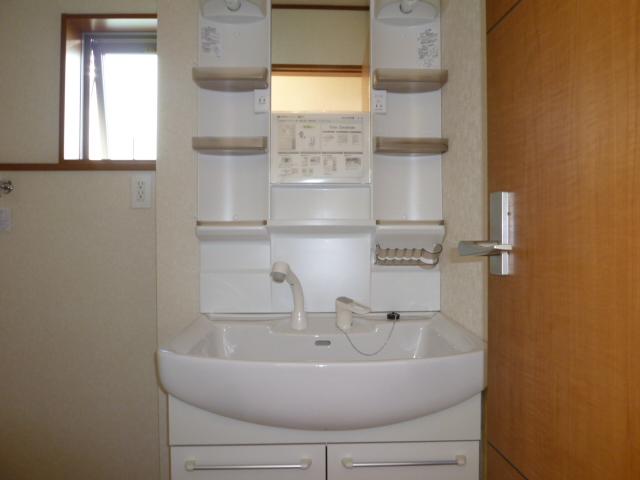 Wash basin, toilet. Wash basin