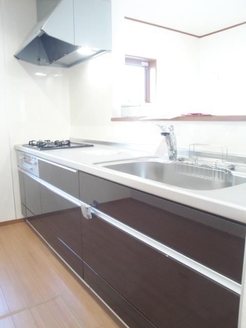 Kitchen. 3-neck gas stove, System kitchen