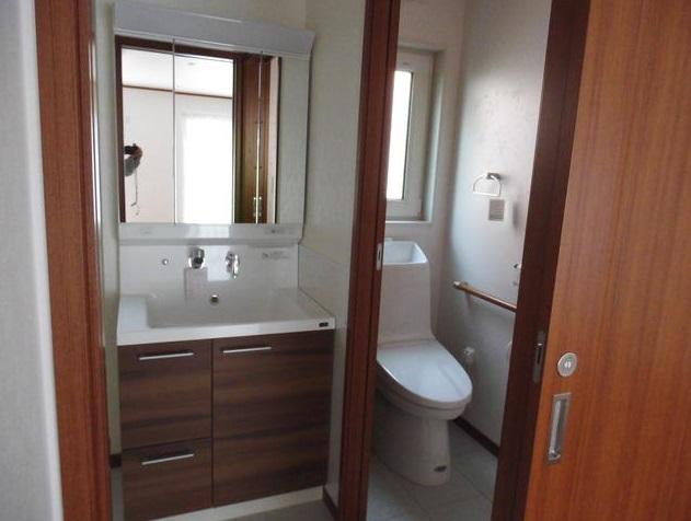 Wash basin, toilet. Vanity with shampoo dresser