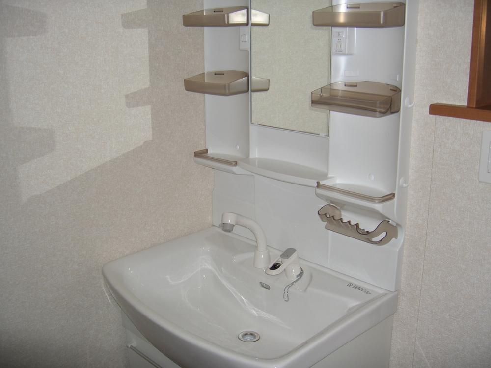 Wash basin, toilet. Interior