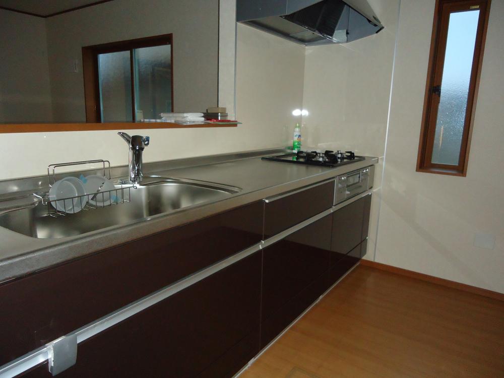 Kitchen. Rich system kitchen also housed in the face-to-face with a counter Indoor (11 May 2013) Shooting