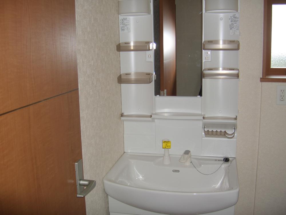 Wash basin, toilet. Interior