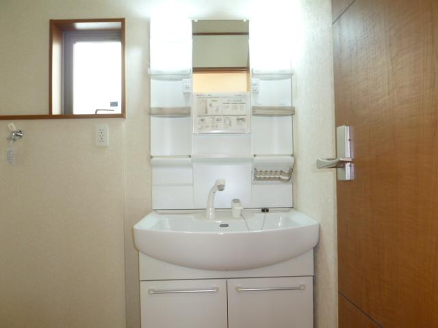 Wash basin, toilet. Wash basin