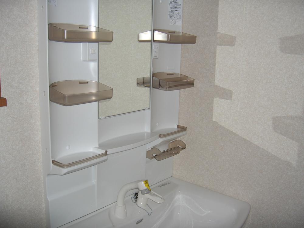 Wash basin, toilet. Interior