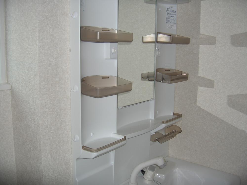 Wash basin, toilet. Interior