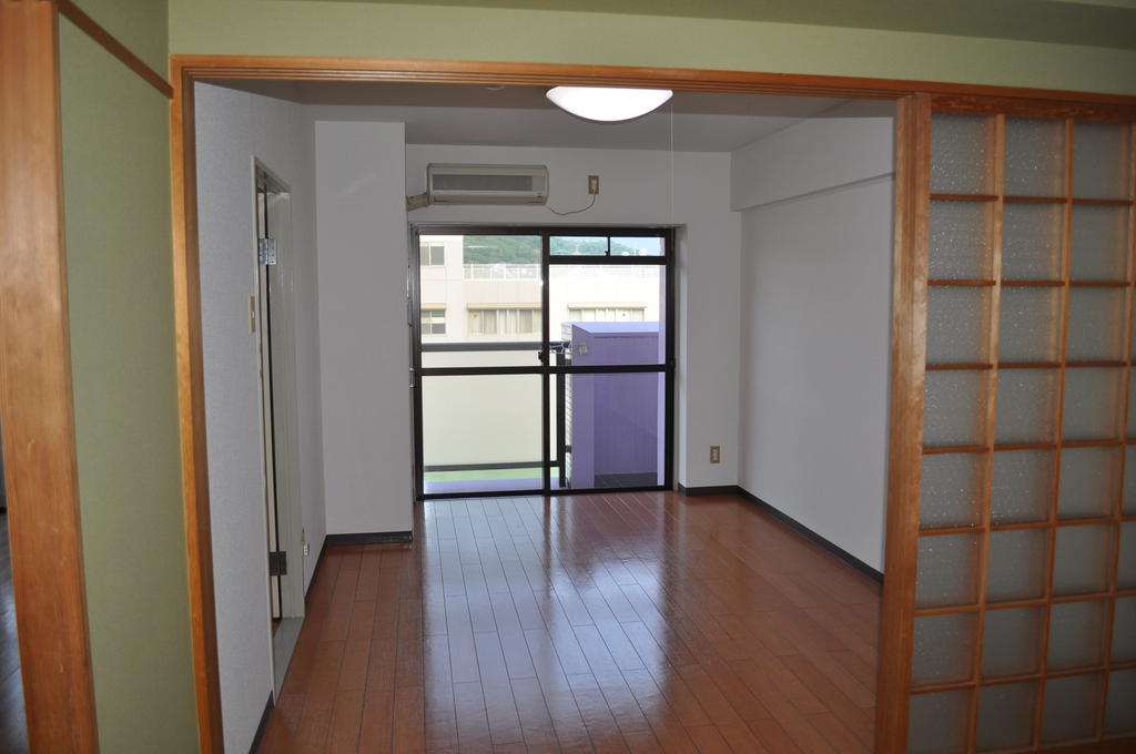 Living and room. Overlooking the veranda than Western-style