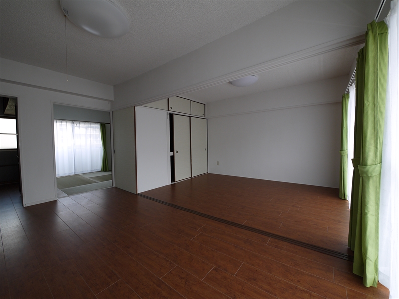 Living and room. The same type: It is a photograph after Rifuomu.