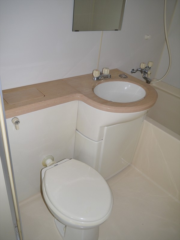 Bath. The same type: It is a photograph of the 504 in Room. (Floor plan inversion type)