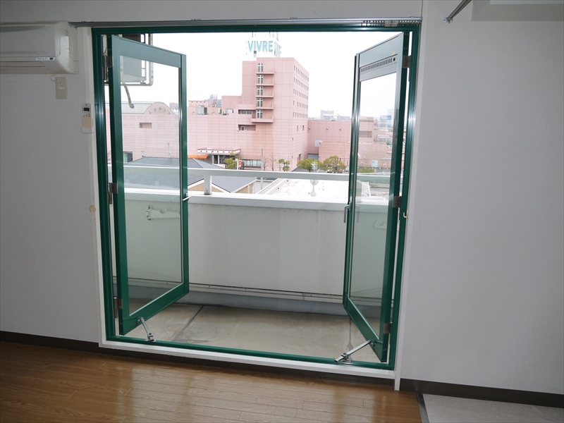 Balcony. The same type: It is a photograph of the 504 in Room. (Floor plan inversion type)