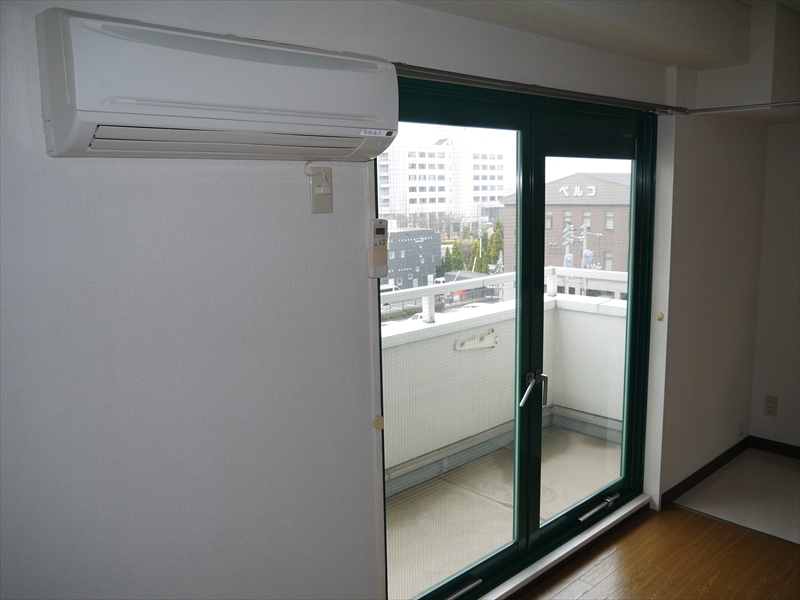 Other. The same type: It is a photograph of the 504 in Room. (Floor plan inversion type)