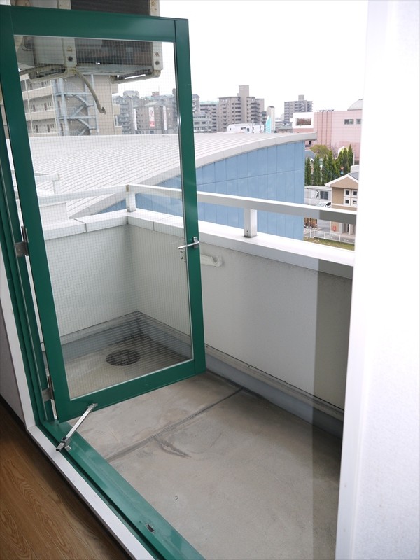 Other. The same type: It is a photograph of the 504 in Room. (Floor plan inversion type)